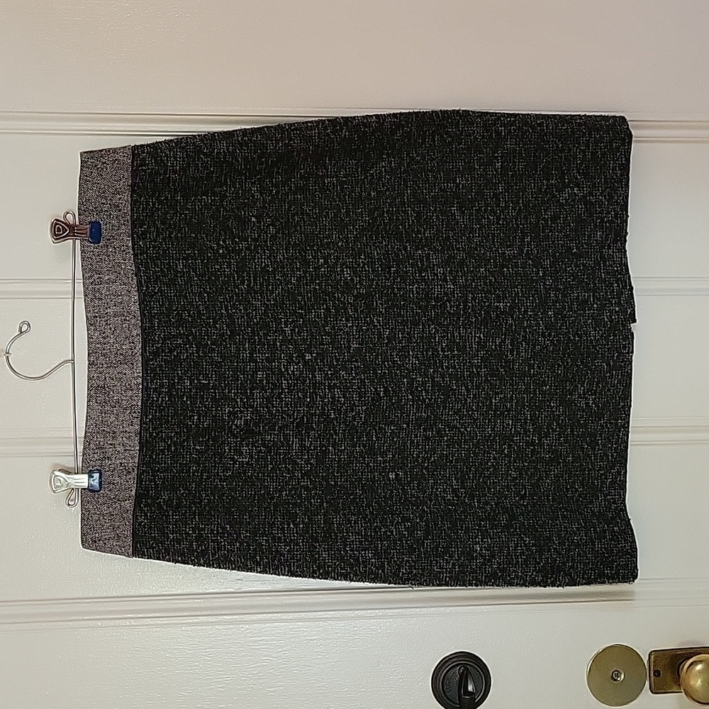 Womans size 10 Liz Claiborne Black and Heather Pencil Skirt. Wool blend.